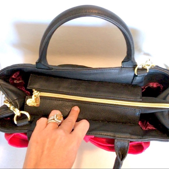 Betsey Johnson Quilted Heart Blk Purse Fuchsia Bow - Picture 5 of 8